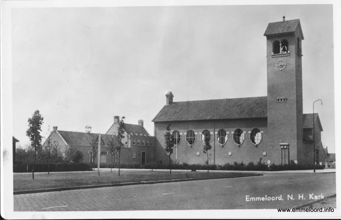 Kerk-Hoeksteen1.jpg Kerk-Hoeksteen1.jpg